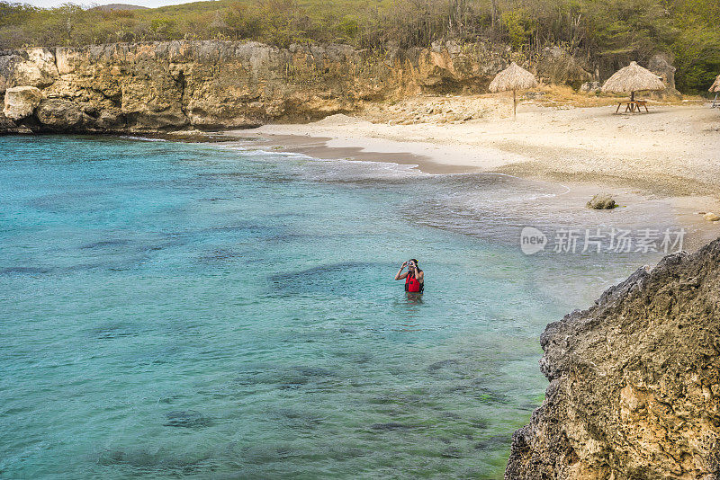 在加勒比海库拉索岛，一名妇女下水浮潜