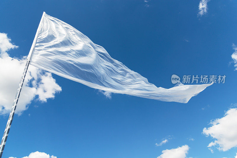 在蓝天的映衬下，挥舞着透明的旗帜——环保理念