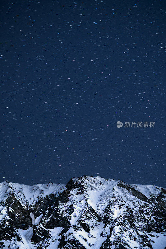 日本遥远的雪山上布满星星的天空