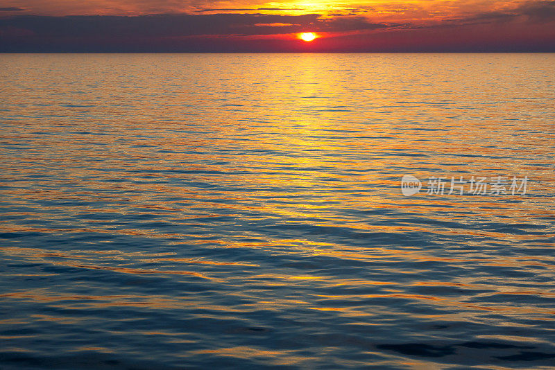 海面上接近地平线的夕阳