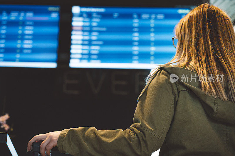 一位女士在机场检查登机牌