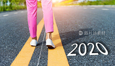 走在路上的女人写着“数字2020”