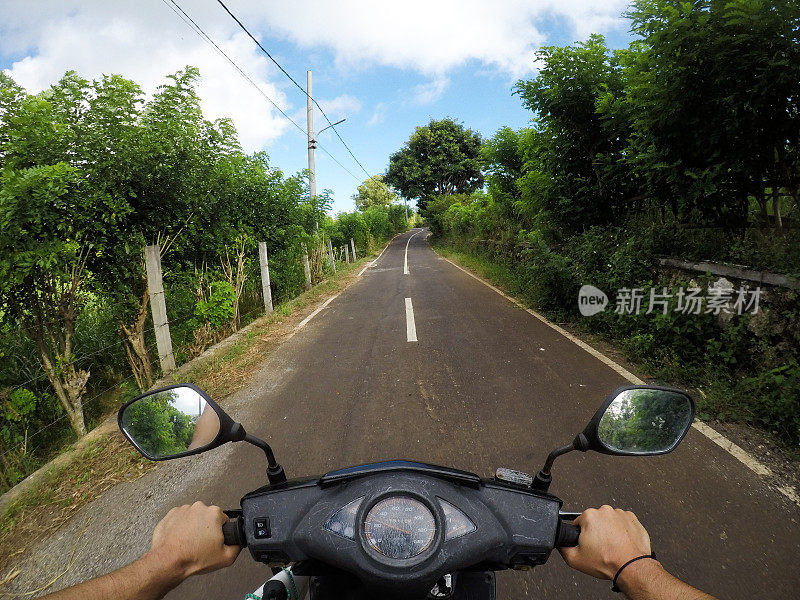 一名男子在巴厘岛骑摩托车