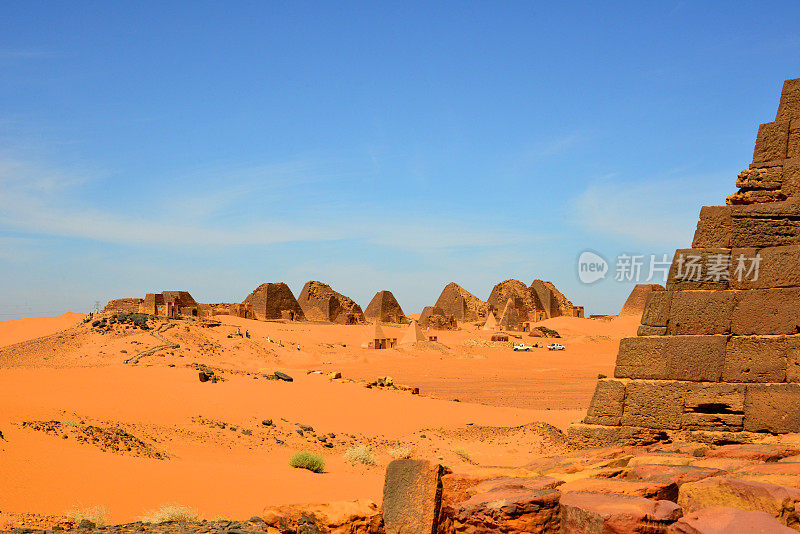 梅罗埃金字塔-南方墓地的金字塔，以北方墓地为背景-撒哈拉沙漠中的努比亚坟墓-联合国教科文组织世界遗产，苏丹Begarawiyah