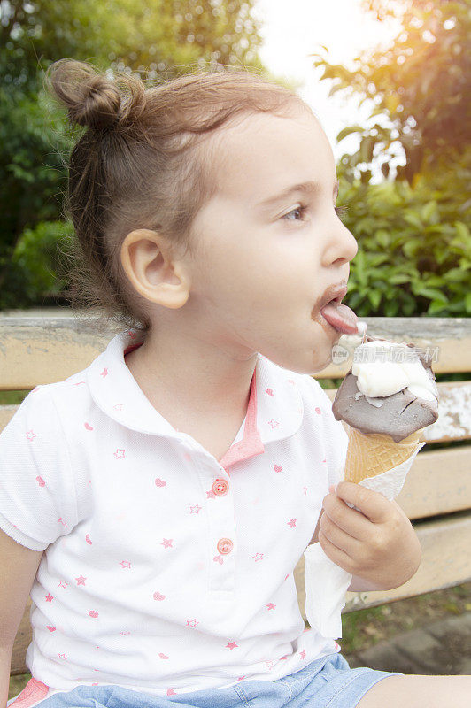 可爱的小女孩在吃冰淇淋