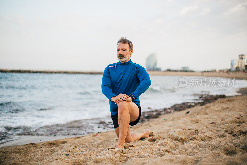 在海滩上伸懒腰的男人