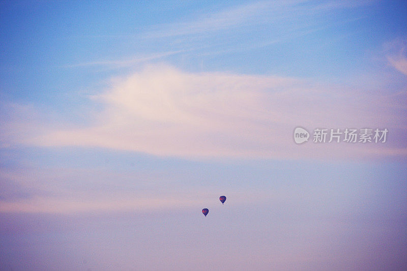 两个旅游游猎热气球在充满活力的空气中