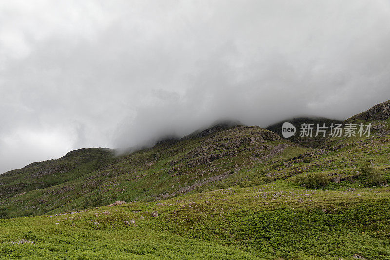 浓雾笼罩着山脉-西部罗斯，高地，苏格兰，英国