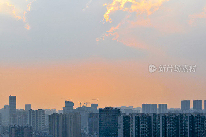 城市天际线在日出，成都，中国