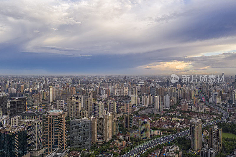 中国上海的日出全景航拍图