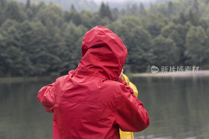 红色雨衣的人