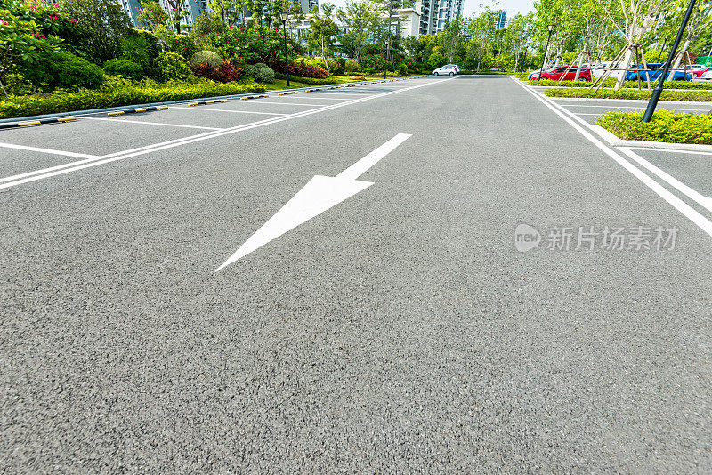 停在城市街道上的汽车