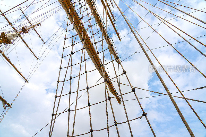 帆船的桅杆高耸入云