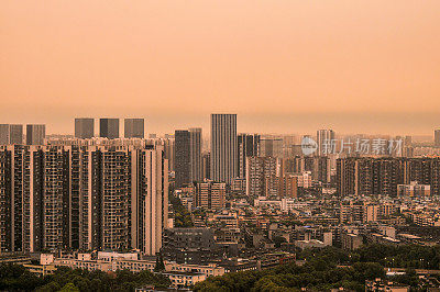 城市天际线在日出，成都，中国