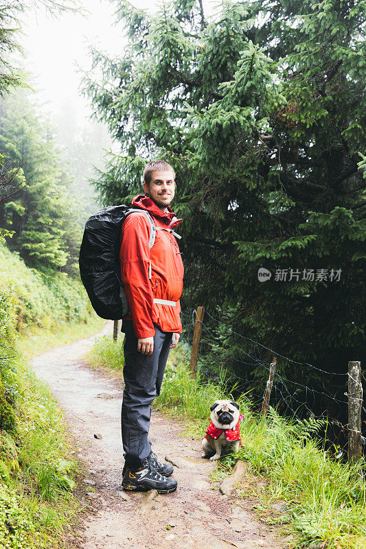 一名背包客和他的狗在瑞士阿尔卑斯山徒步旅行