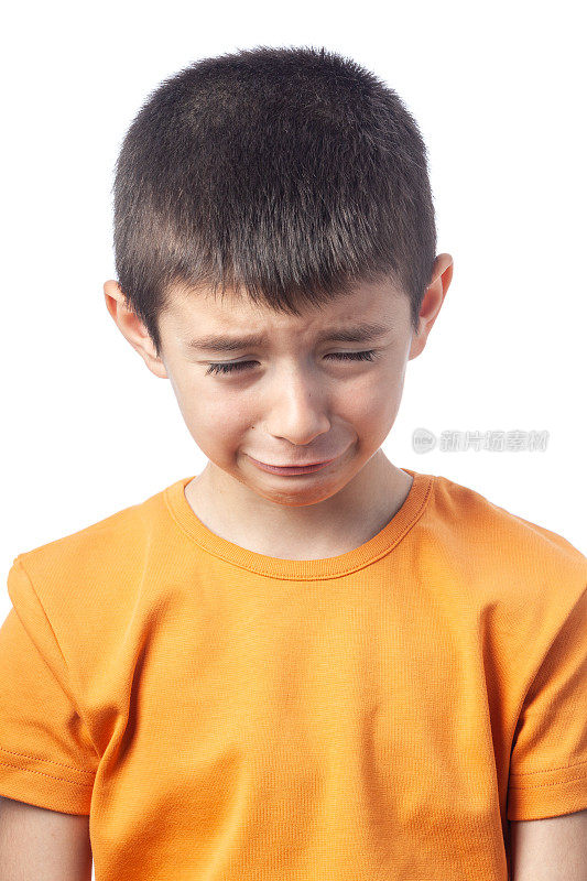 表情消极哭泣的学童的面部照片