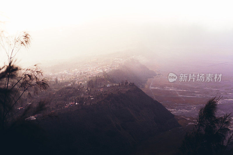 印尼爪哇岛美丽山村的日出风景