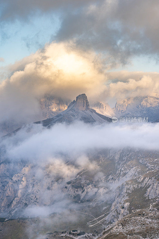 意大利南蒂罗尔的白云石，云中的山脉