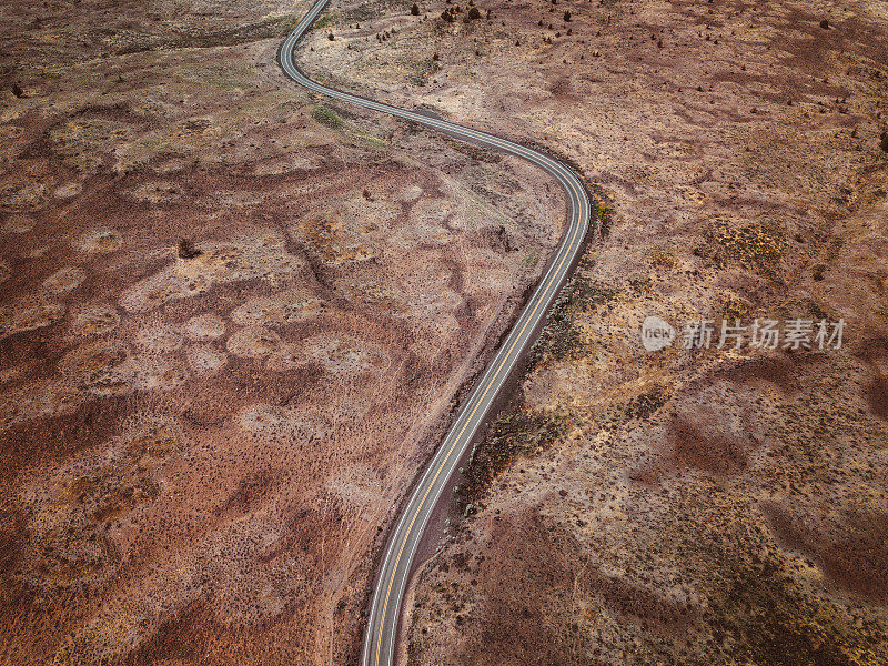 南达科塔蜿蜒的公路