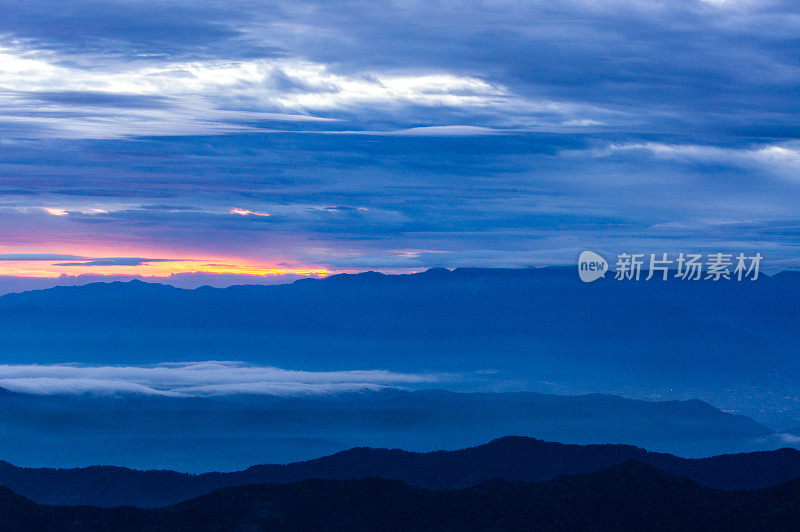 山梨县南阿尔卑斯基塔山的日落