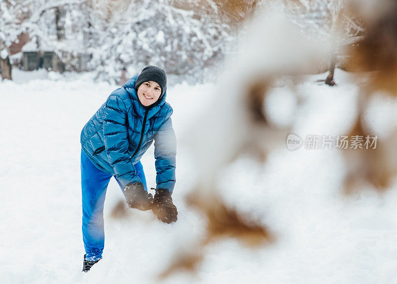 男孩堆雪人