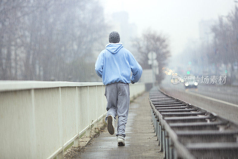 在雨中奔跑