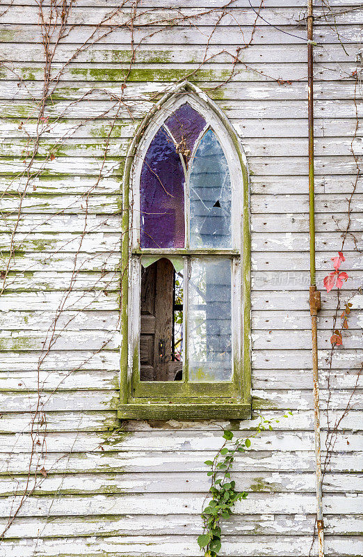 废弃的旧教堂和破碎的彩色玻璃窗