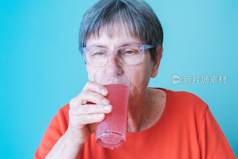 老年妇女服用多种维生素泡腾片进行营养支持