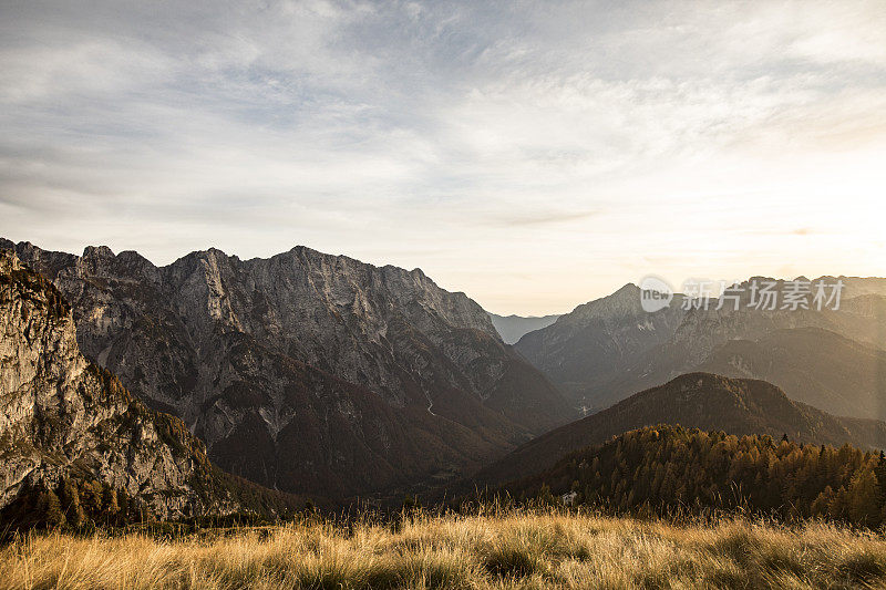 朱利安阿尔卑斯山在斯洛文尼亚的秋天日落
