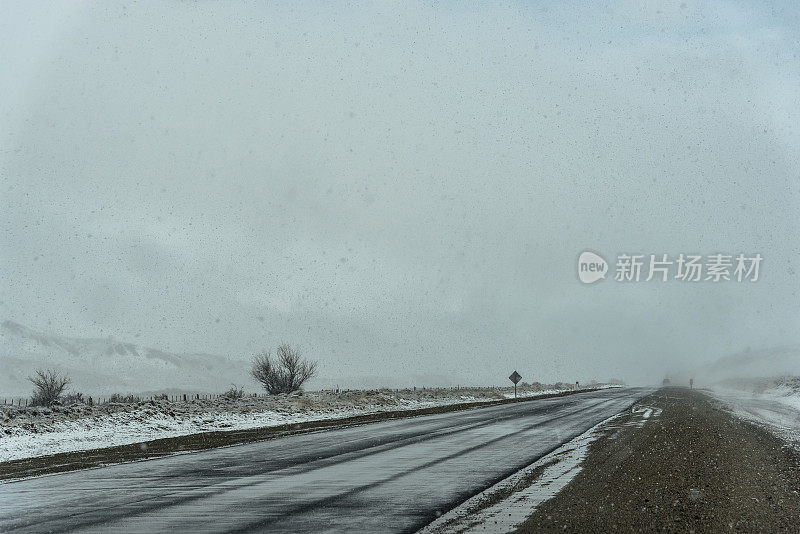 在下雪的237号公路上，阿根廷里约热内卢Negro省没有汽车