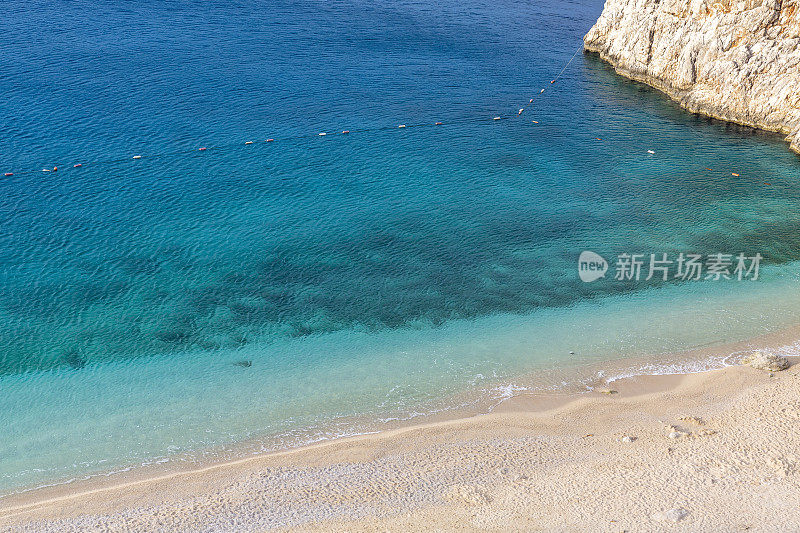 清澈的绿松石大海和波浪