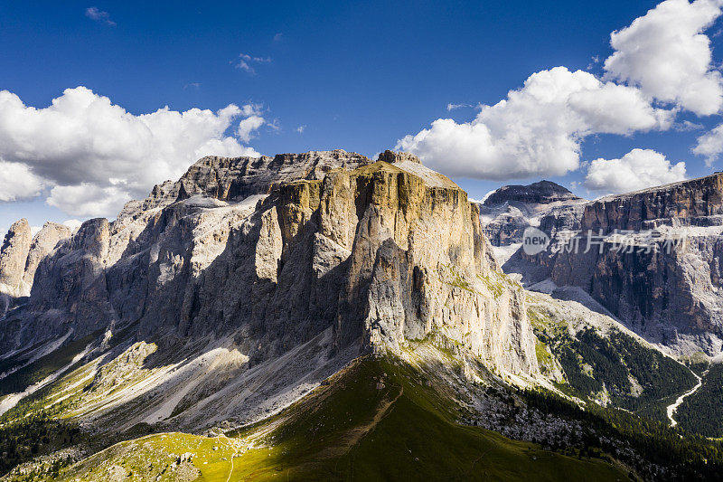 在Dolomites的Sassolungo鸟瞰图