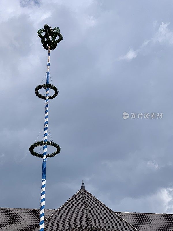 典型的巴伐利亚五月柱和屋顶