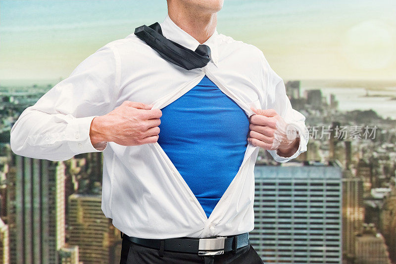年轻的男超人穿着戏服在办公室里