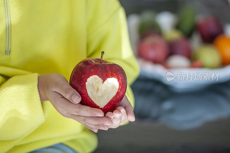 红色的苹果和心形的象征