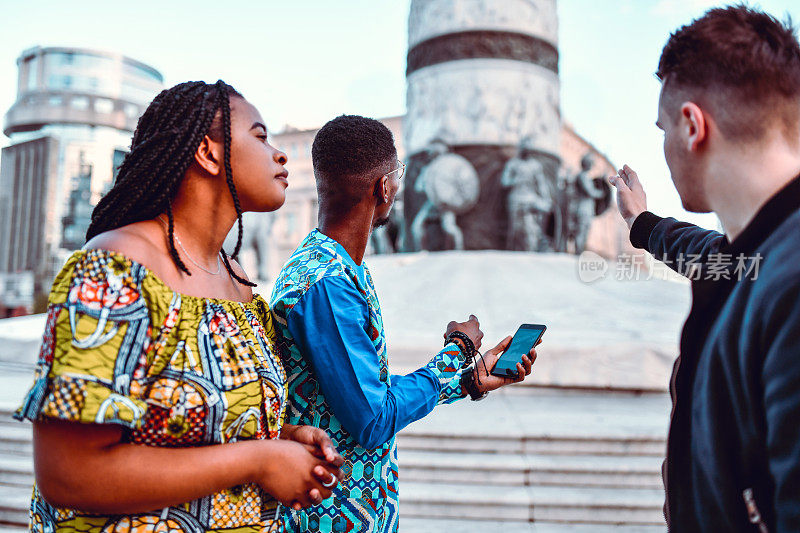 导游向非洲夫妇介绍当地文化和古迹