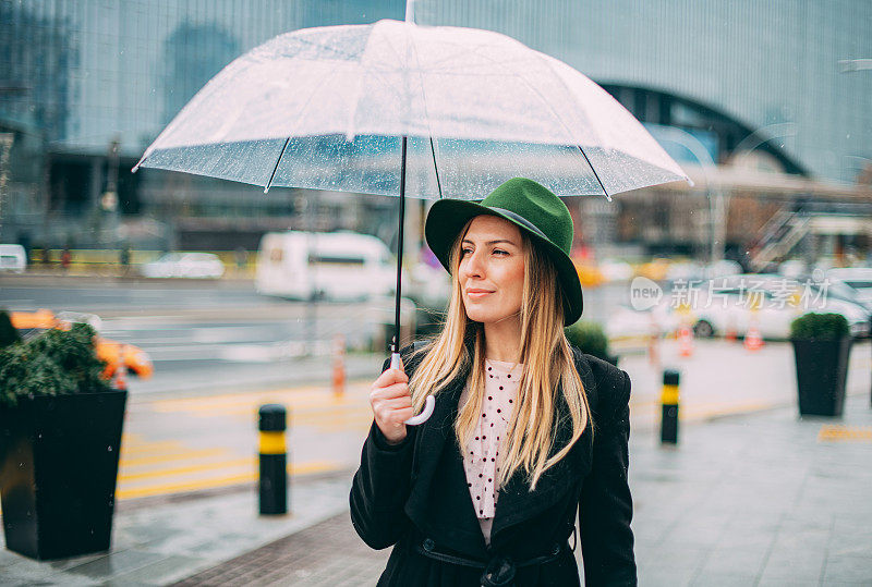 雨中带伞的都市女人