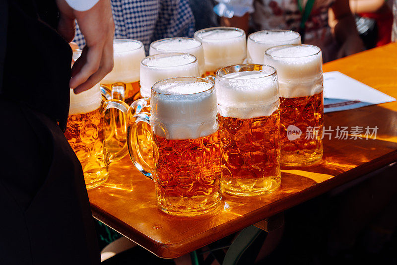 德国慕尼黑啤酒节上的餐桌和啤酒杯