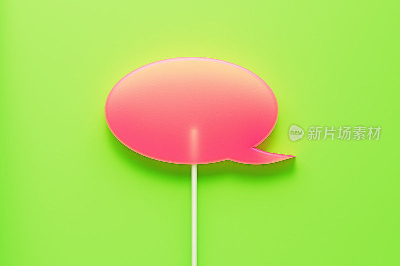 空白的粉红色讲话气泡在绿色背景