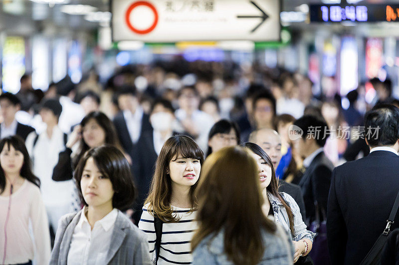 日本东京池袋站，乘客们正在匆忙赶路