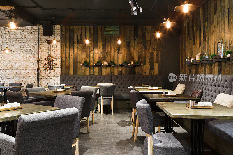 舒适的木质内部餐厅，复印空间