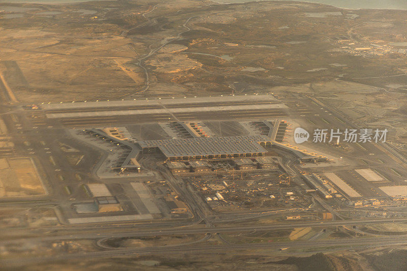新伊斯坦布尔机场跑道建设在土耳其伊斯坦布尔欧洲一侧——空中