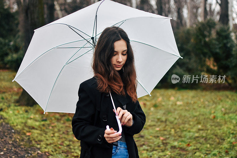 美丽的年轻女子享受着雨天