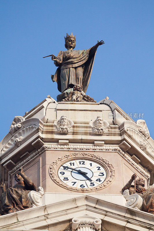贝尔加莫圣亚历山大大教堂钟楼顶部，有钟和雕像