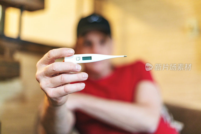 成熟的高级成年男性检查温度计在地方掩蔽图像系列