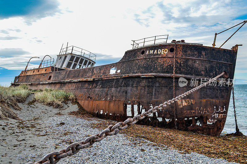 在智利麦哲伦海峡海岸的一艘旧船失事