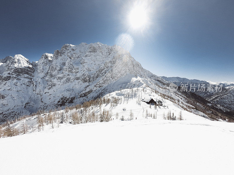 阳光明媚的冬天阿尔卑斯山