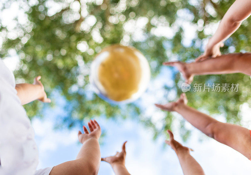 人的双手在户外伸向天空一个大橡皮球