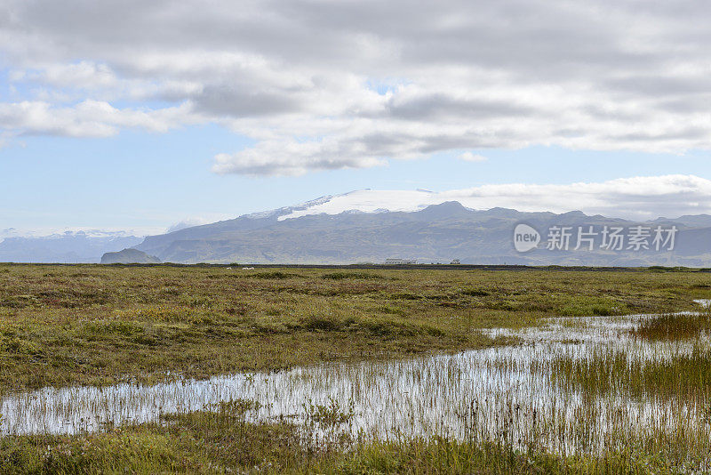 从Markarfljót山谷在冰岛的雪山的全景Hekla火山