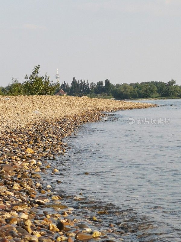 Düsseldorf'莱茵河海岸与标志性的地标莱茵河塔在远处